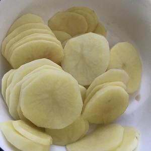 超简单的土豆片烧牛肉片的做法 步骤1