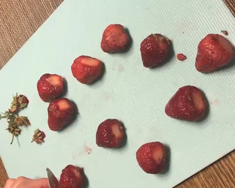 草莓糖水🍓的做法 步骤2