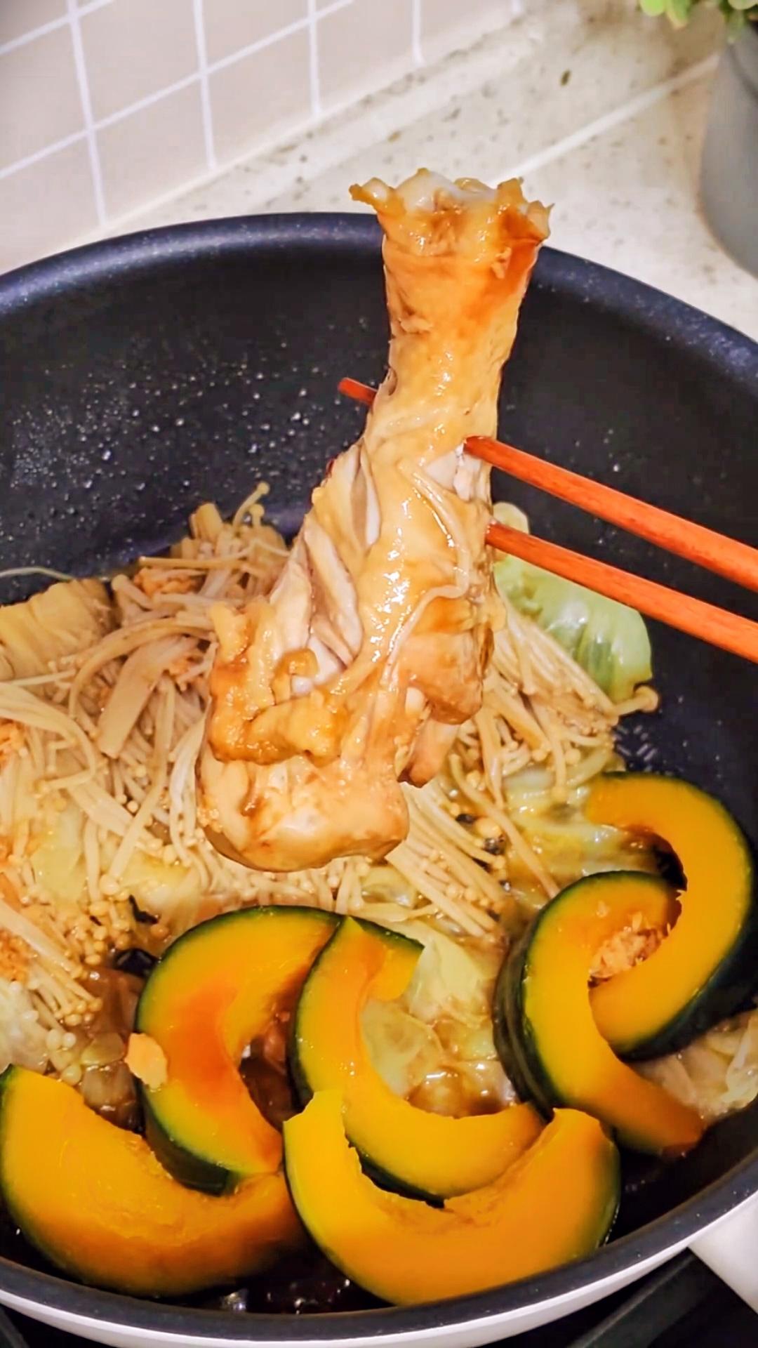 懒人一锅出，贝贝南瓜金针菇焖鸡腿