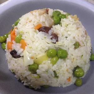 豌豆腊肉蔬菜饭的做法 步骤2