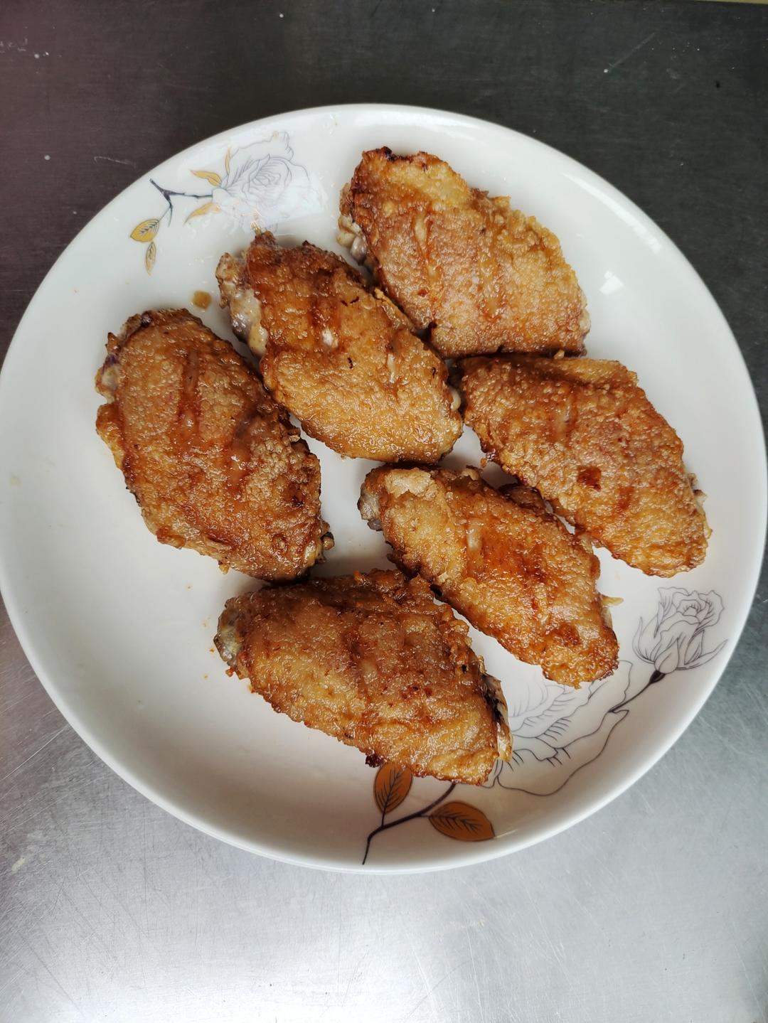 外脆里嫩❗️好吃到吮指的脆皮煎鸡翅～