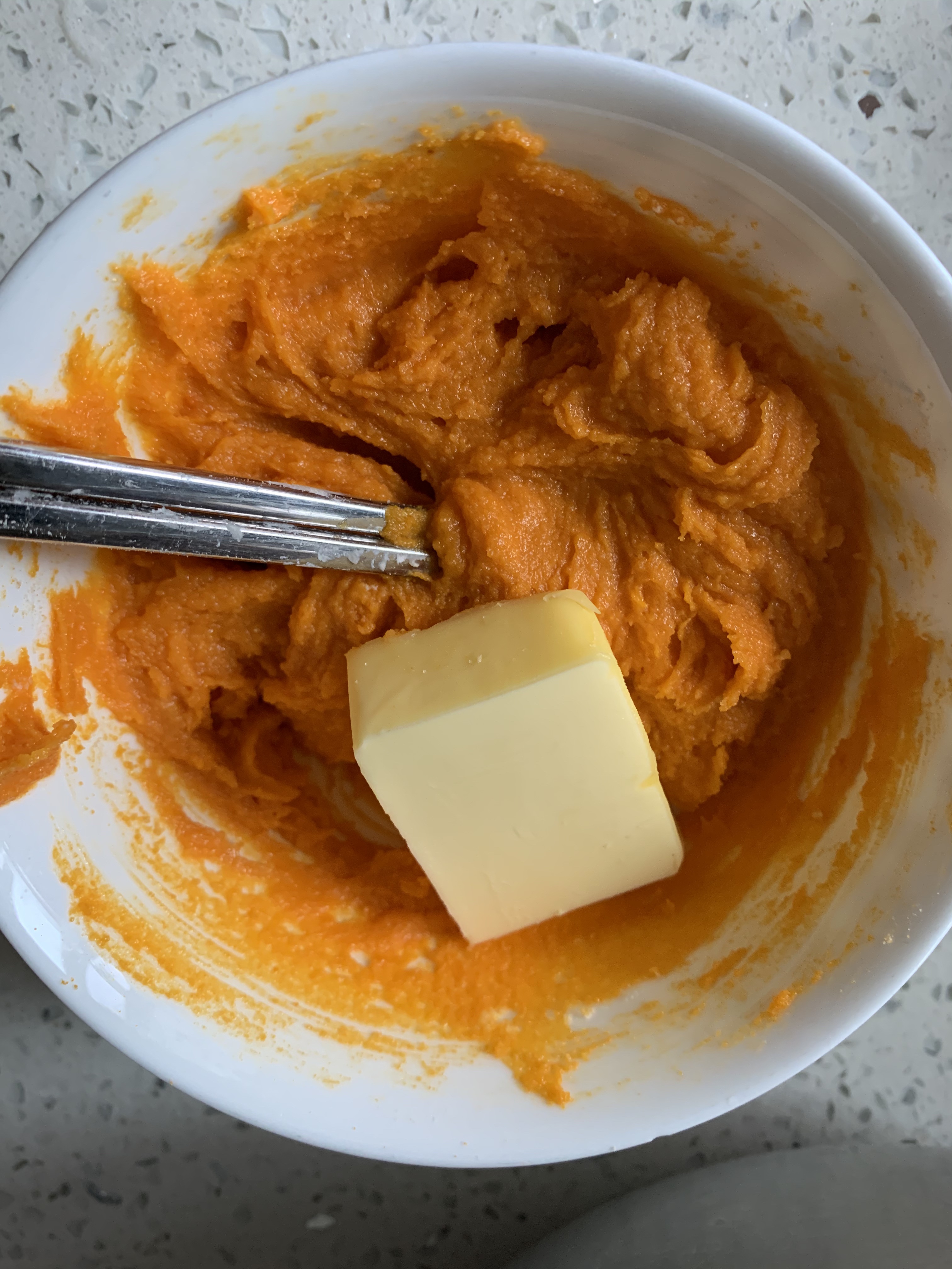 简单快手金沙咸蛋黄焗南瓜 免炸无淀粉烤箱版的做法 步骤2