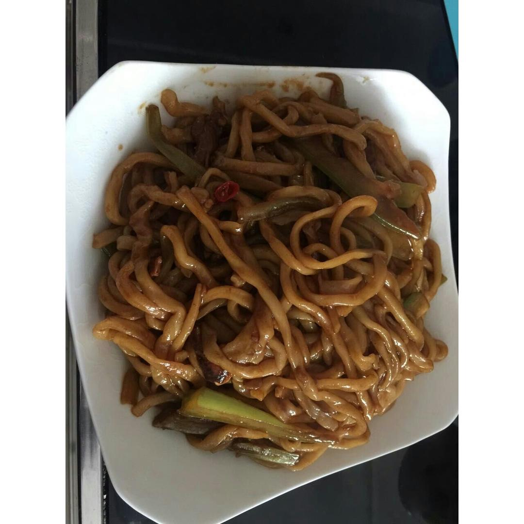 家常炒面：簡單、快捷，美味。