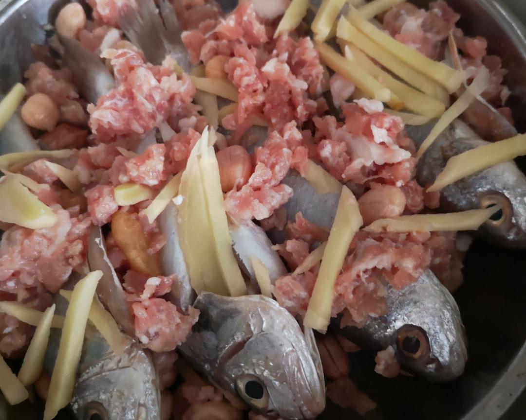肉饼蒸鱼的做法