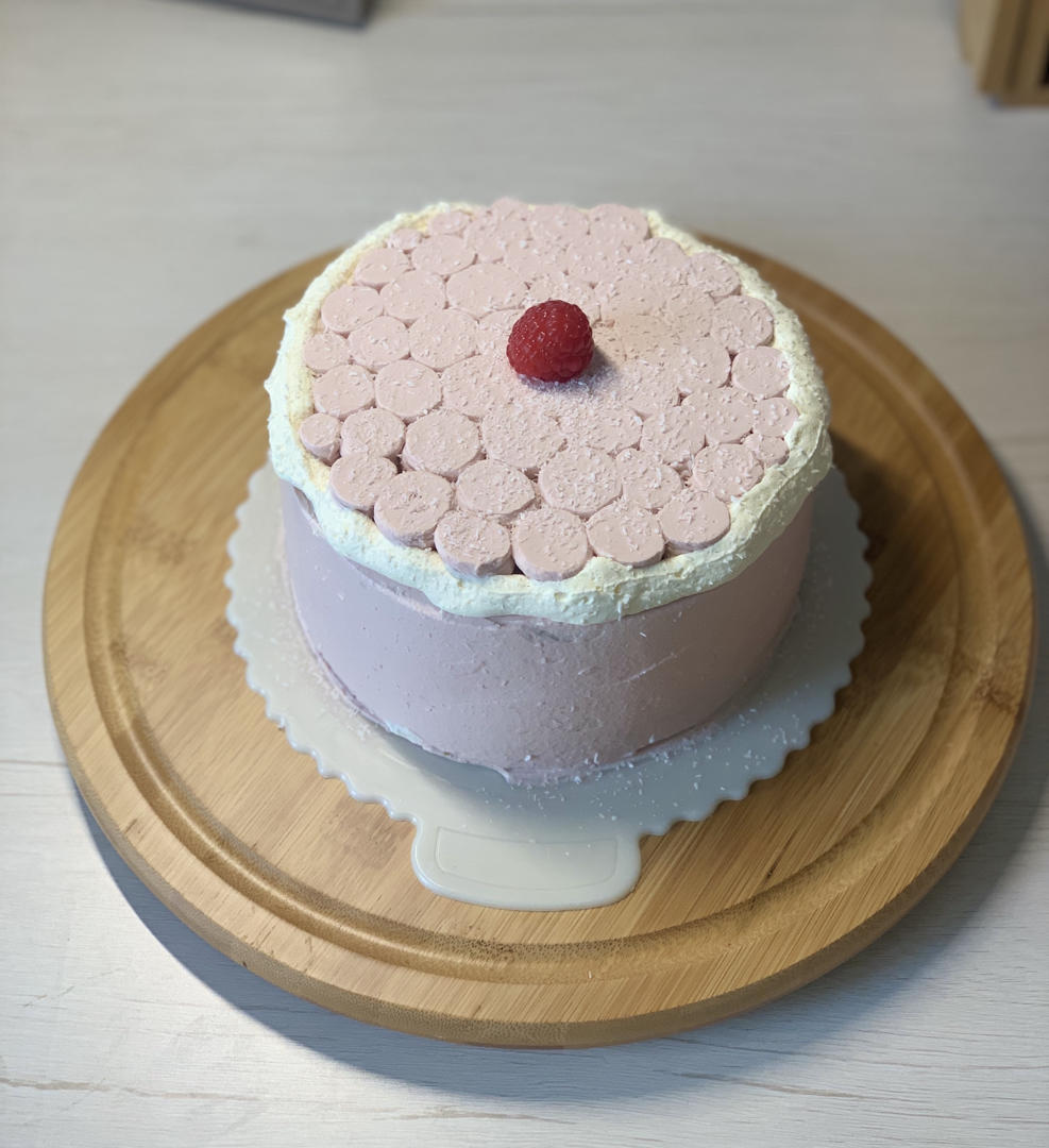 冬日的第一个草莓奶油蛋糕