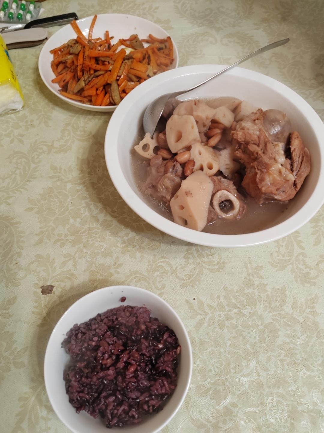 秋冬滋补——莲藕花生排骨汤（内附超香蘸料做法！）