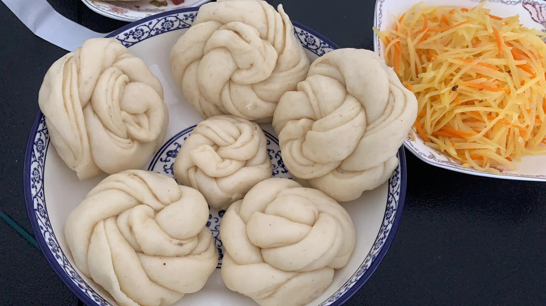 手把手教你蒸既简单又好看又好吃的花花朵🌺花卷（动图图解，一次发酵）