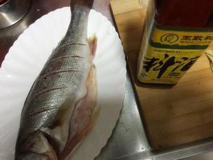 年夜饭必备的清蒸鲈鱼的做法 步骤4