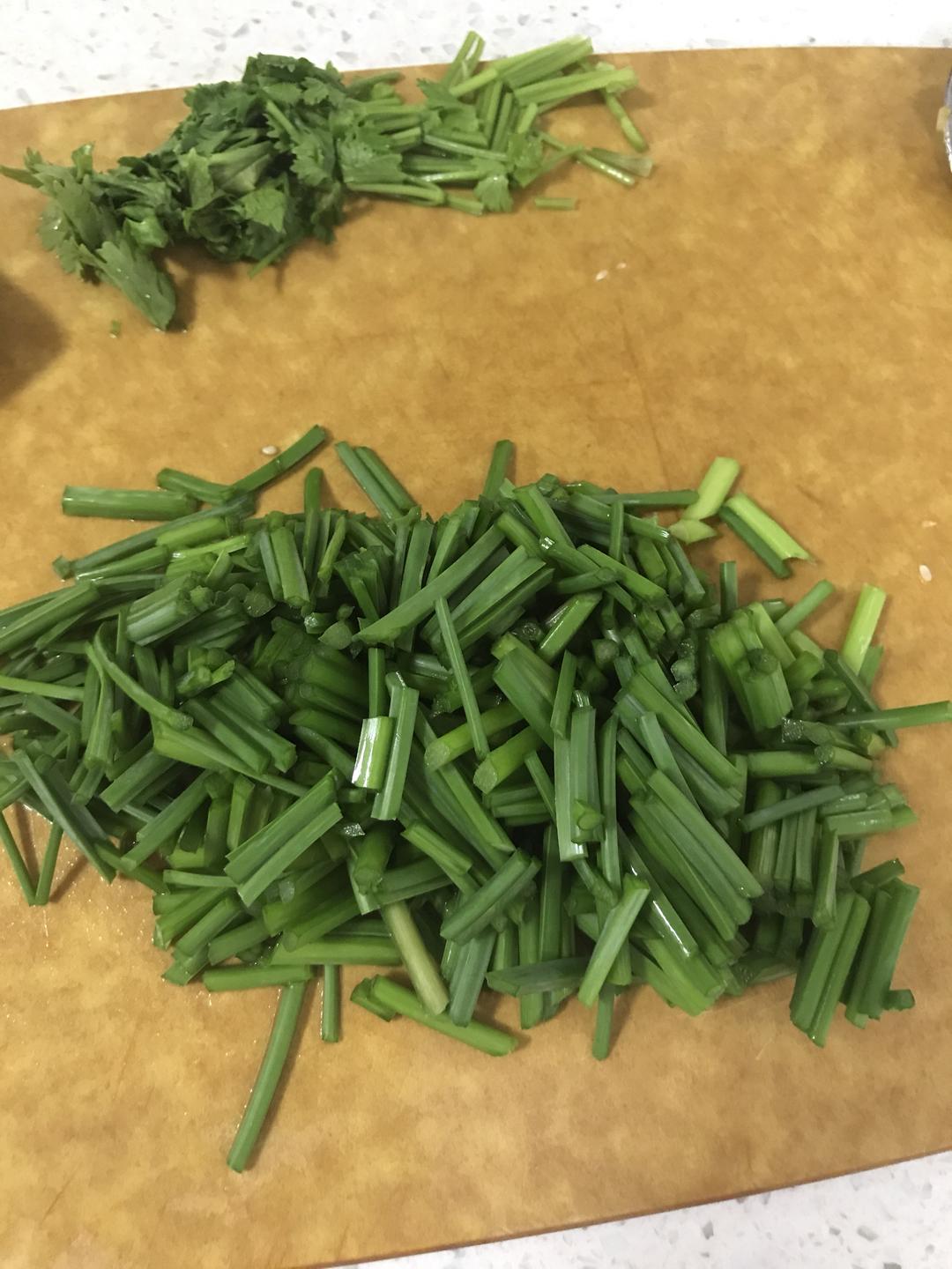 铸铁锅菜谱:土豆胡萝卜香葶的做法 步骤2