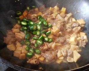 〈黑椒杏鲍菇牛肉粒〉，欣小厨 😉的做法 步骤6