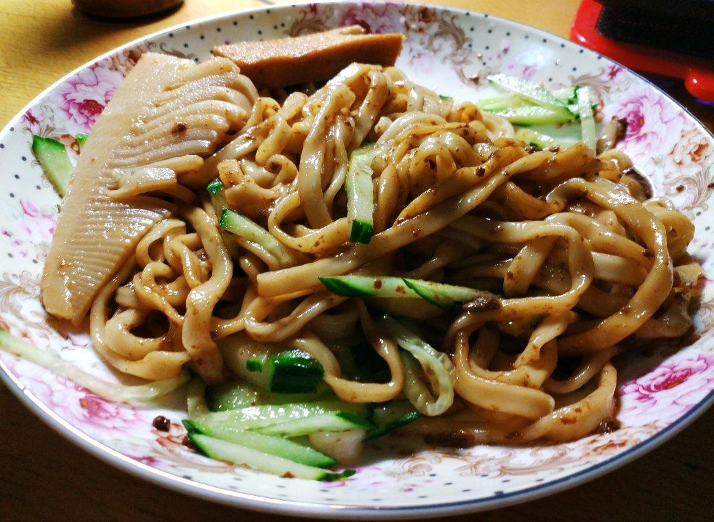 酱鸡蛋拌面