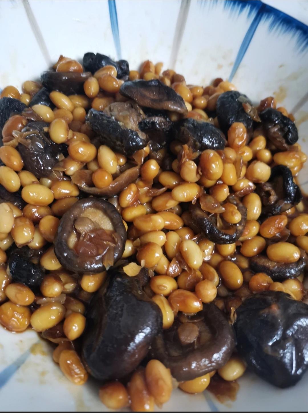 比肉还好吃的干香菇炖黄豆