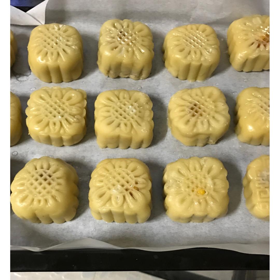 广式月饼—蛋黄芝麻月饼