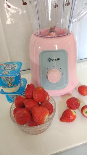 草莓奶昔#东凌 DL-1009水果料理机试用食谱#的做法 步骤1