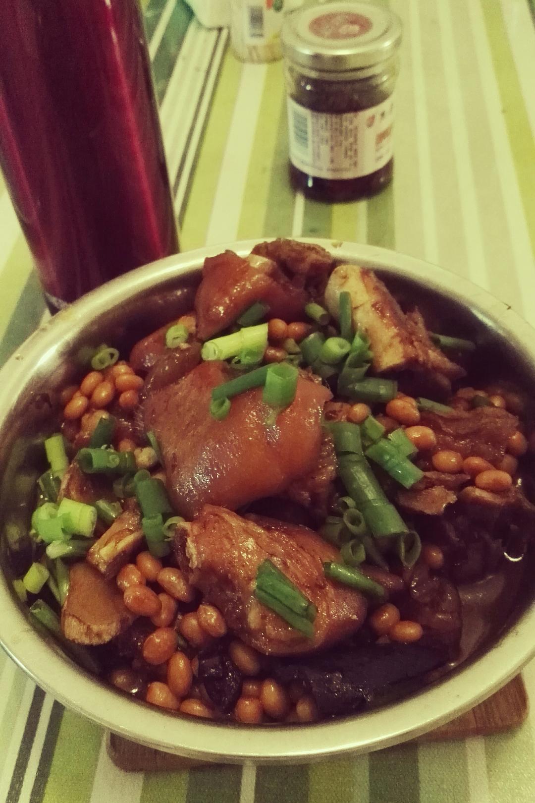 美味的黄豆炖猪蹄