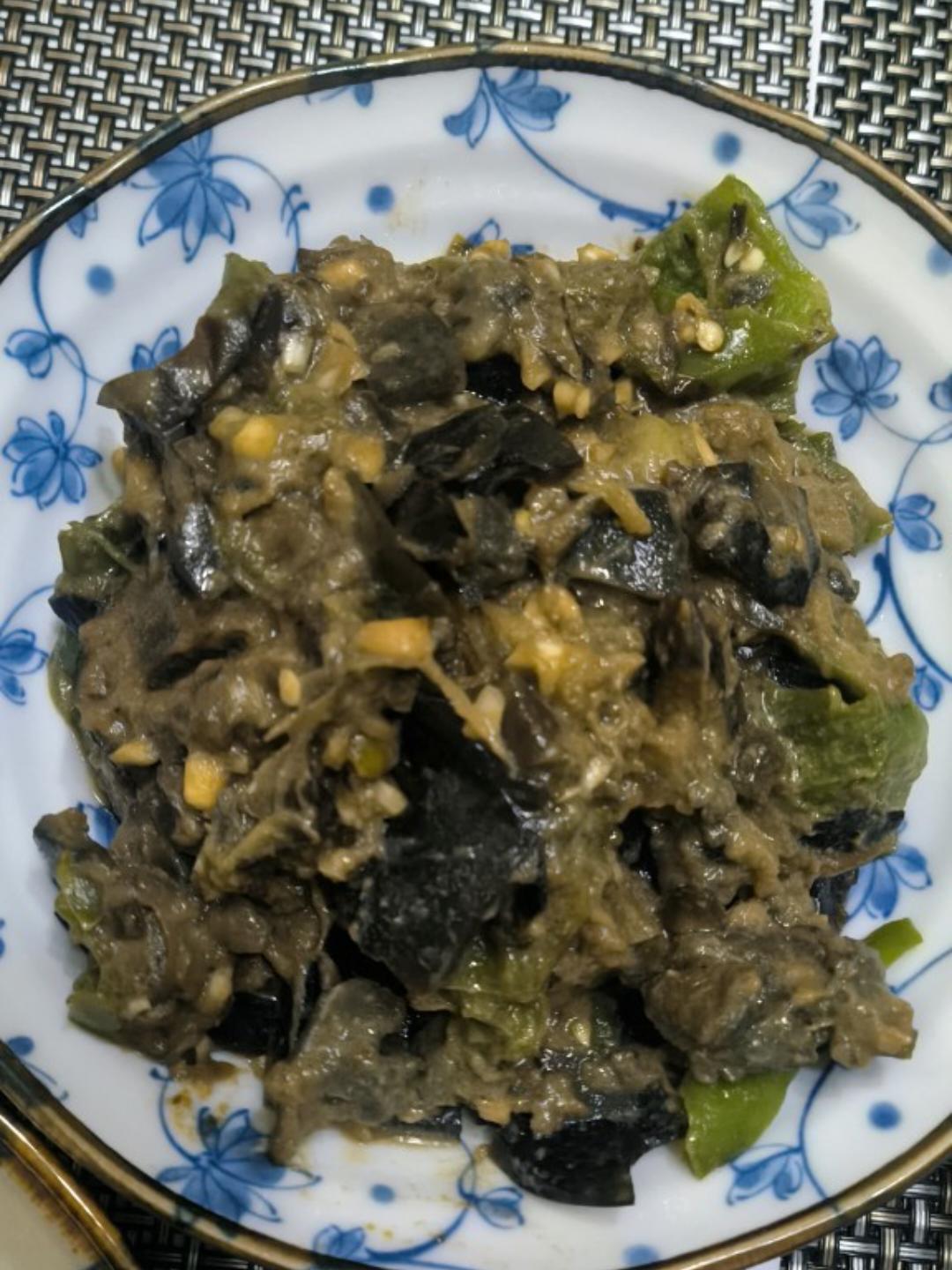 特色湘菜擂辣椒茄子皮蛋