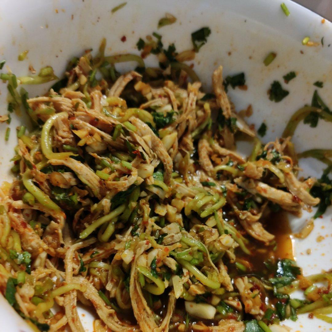手撕麻辣鸡丝，麻麻辣辣的感觉很夏天