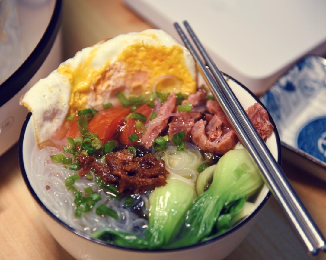 一人食•多食材混搭的粉丝，青菜、腊肠、西红柿🍅、鸡蛋🥚、紫菜的做法