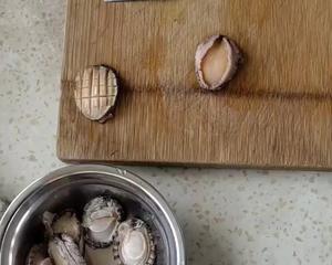 土豆炖鲍鱼（分享一个快速处理鲍鱼的方法）的做法 步骤2