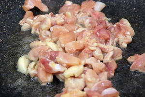 香菇焖鸡肉饭的做法 步骤3