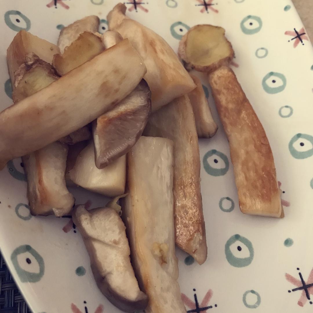 鸡腿炒鸡腿菇