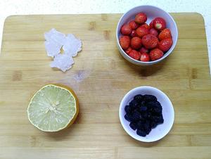 草莓桑葚果酱～超好吃的做法 步骤1