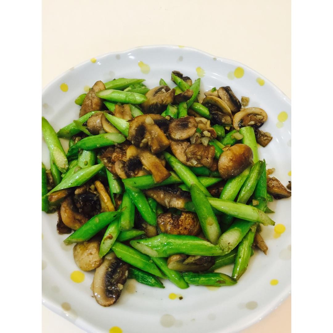 芦笋炒蘑菇