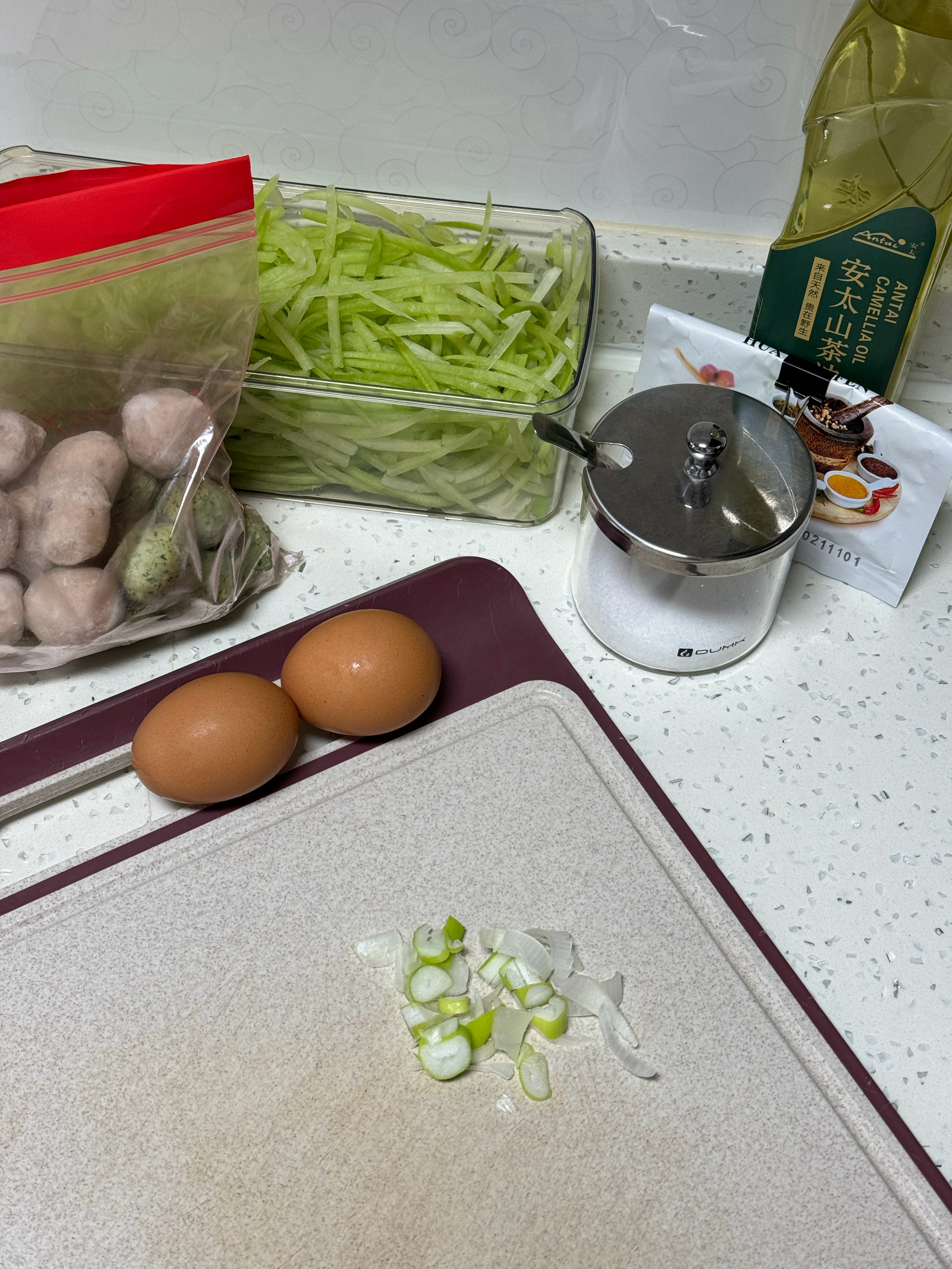 青萝卜鸡蛋丸子汤的做法 步骤1