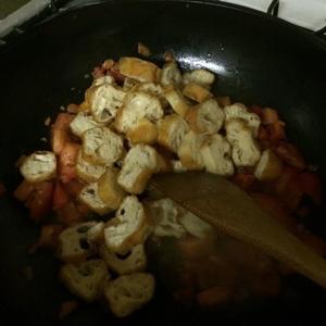 剩油条的好去处-西红柿毛豆炒油条的做法 步骤3