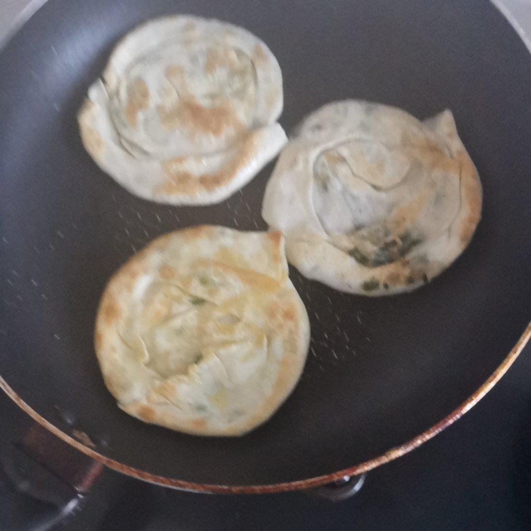 吃剩的饺子皮这样做，竟出乎意料的好吃！