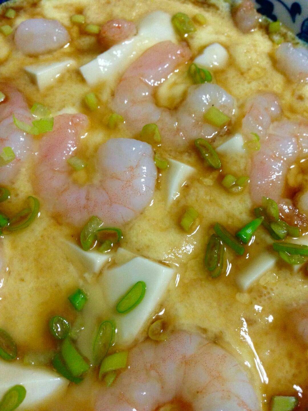 做过 虾仁豆腐蒸水蛋 用了两个小点儿的柴鸡蛋,蒸出来黄黄的,豆腐
