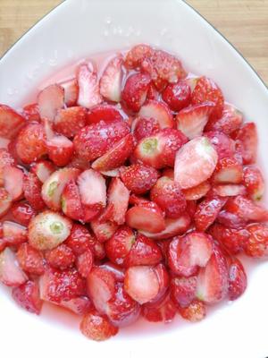 玫瑰草莓果酱的做法 步骤3