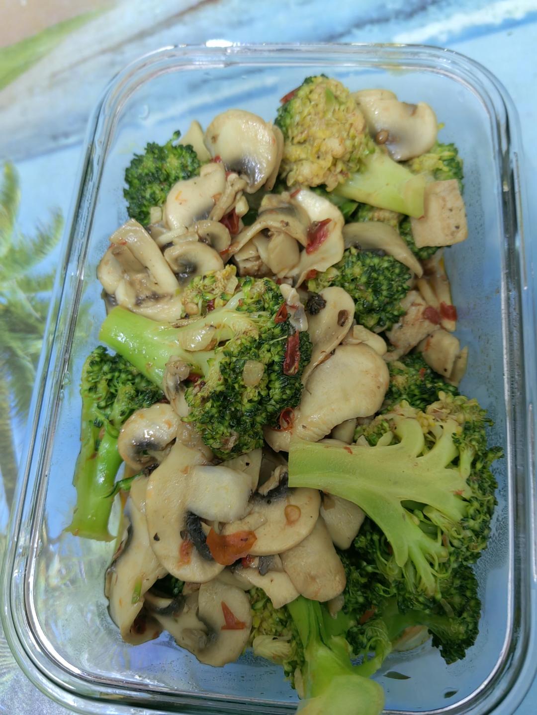 减脂餐～鲜美爽口的西蓝花炒口蘑