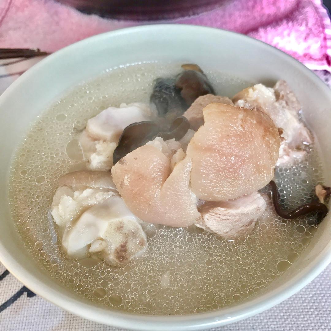 黄豆花生猪脚汤