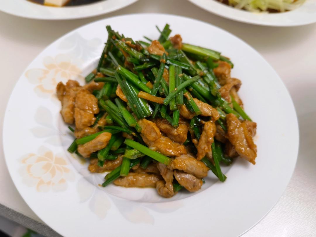 应季蔬菜，韭菜苔炒肉丝，这样做太费米饭了