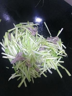 韭菜黄炒猪肉的做法 步骤3