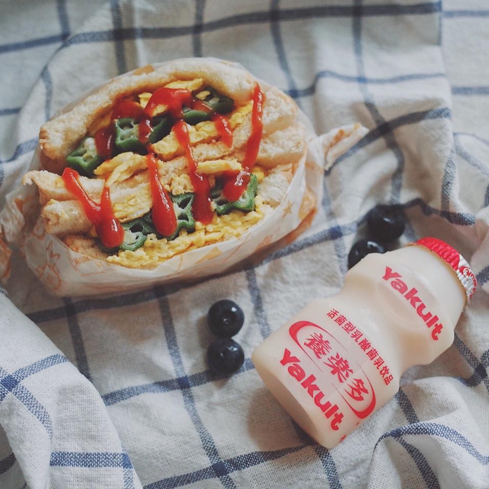 鸡蛋秋葵三明治