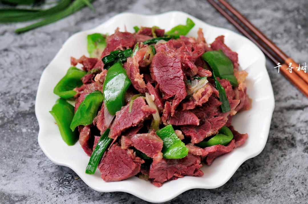 回锅牛肉炒青椒蒜苗 五香牛肉的新吃法