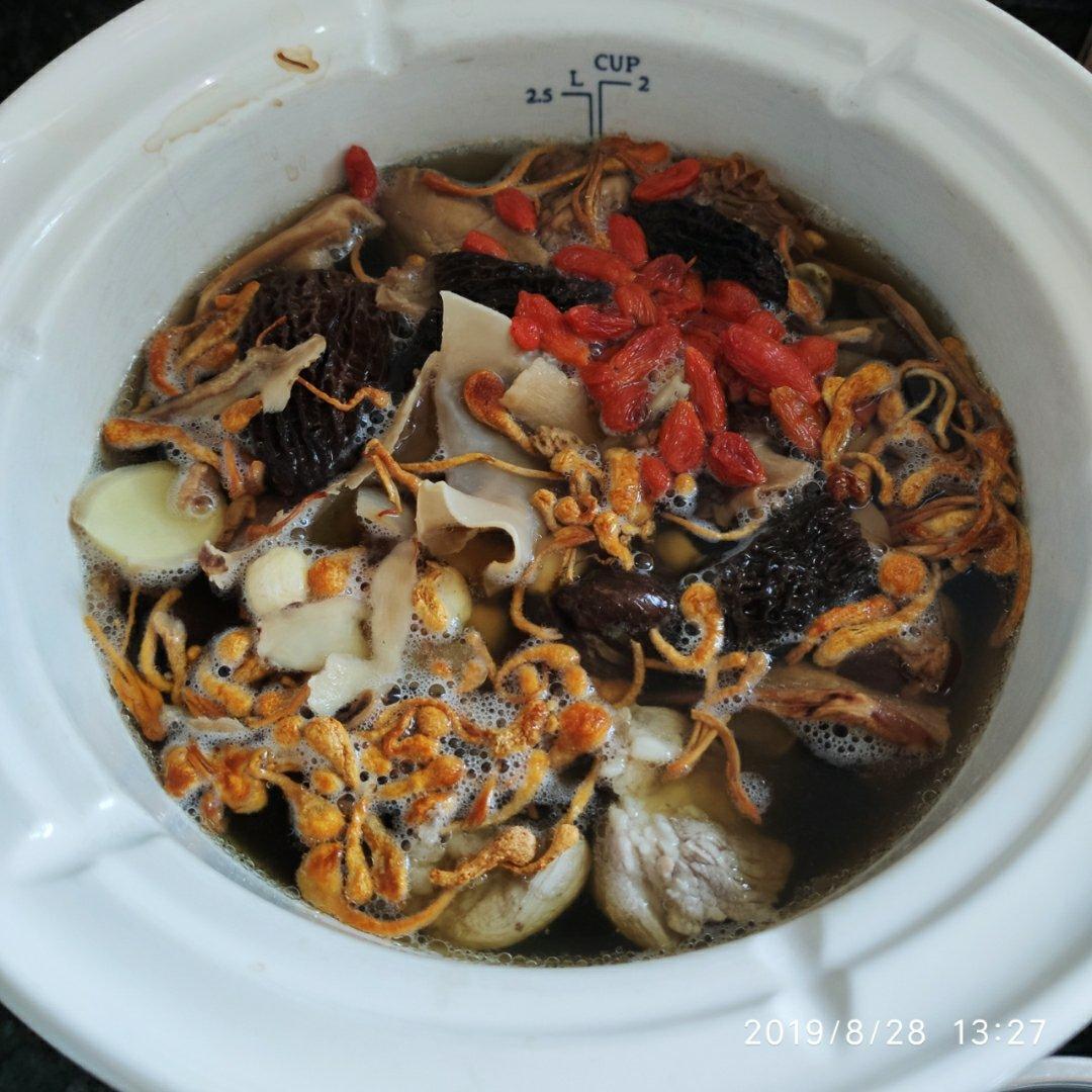松茸羊肚菌白木耳杂菌汤