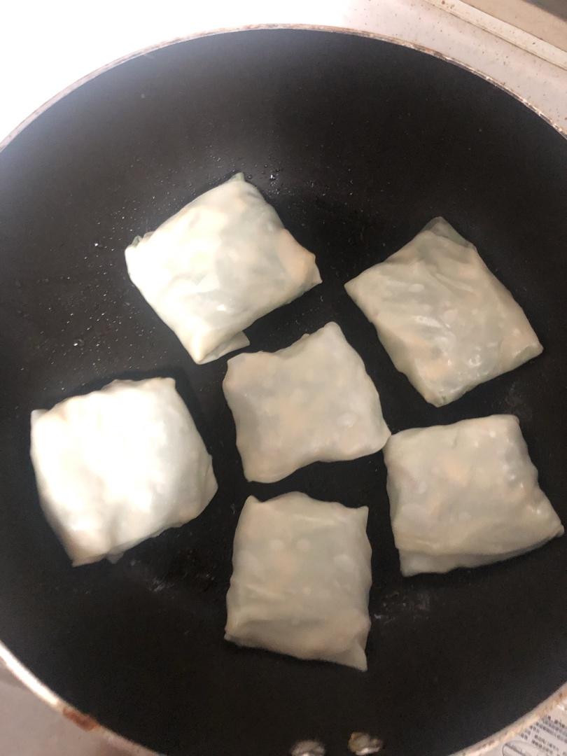 皮薄馅多的韭菜盒子