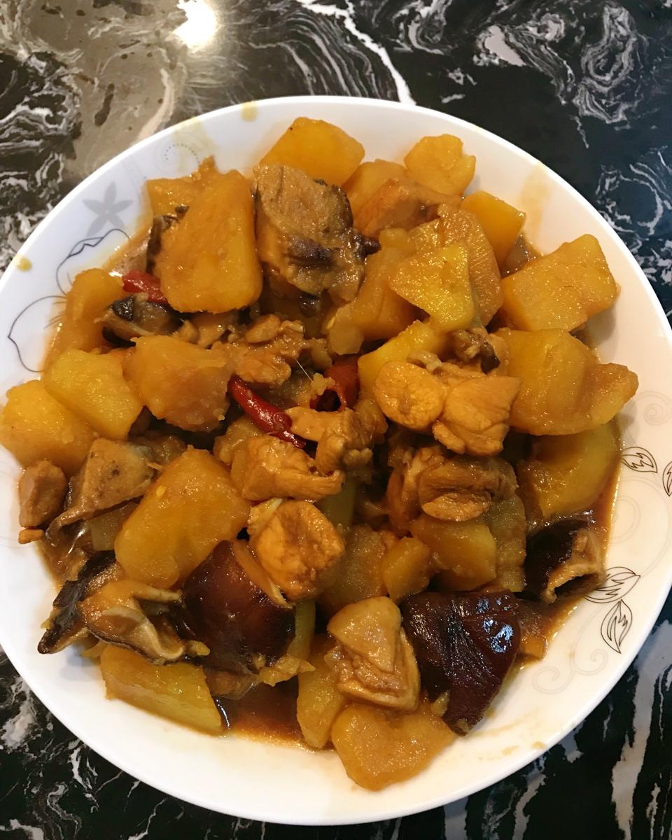 香菇土豆炖鸡肉