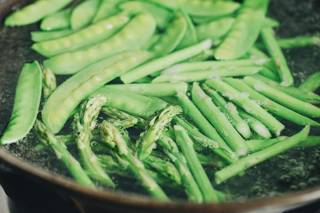 焙煎芝麻芦笋拌鸡丝的做法 步骤4