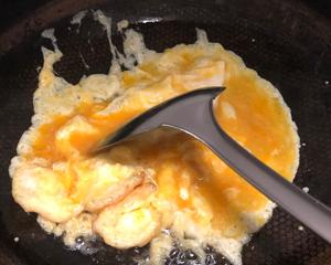 用卷心菜炒粉丝再加两个鸡蛋，简直不要太好吃的做法 步骤7