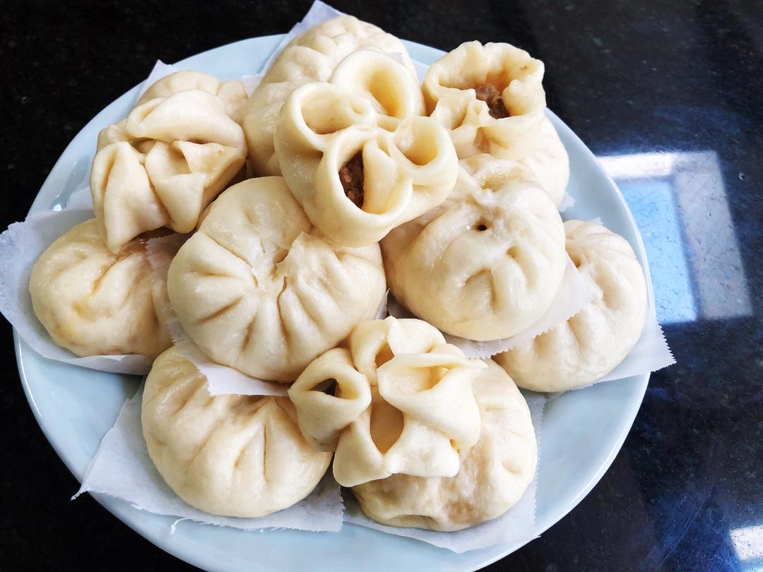 松软多汁的肉包子
