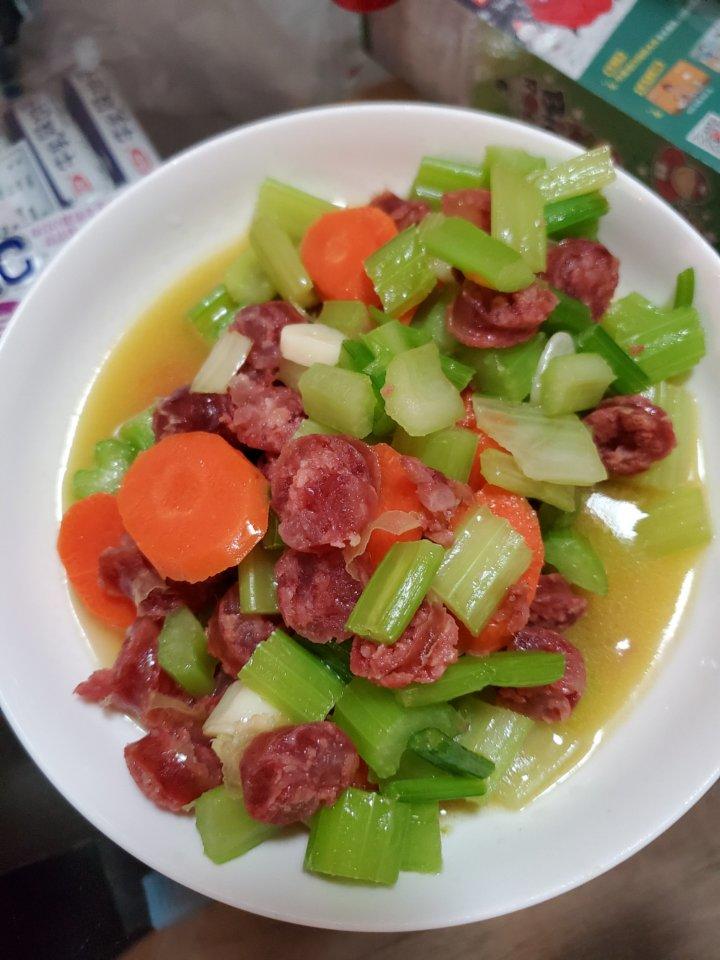 芹菜红萝卜炒腊肠