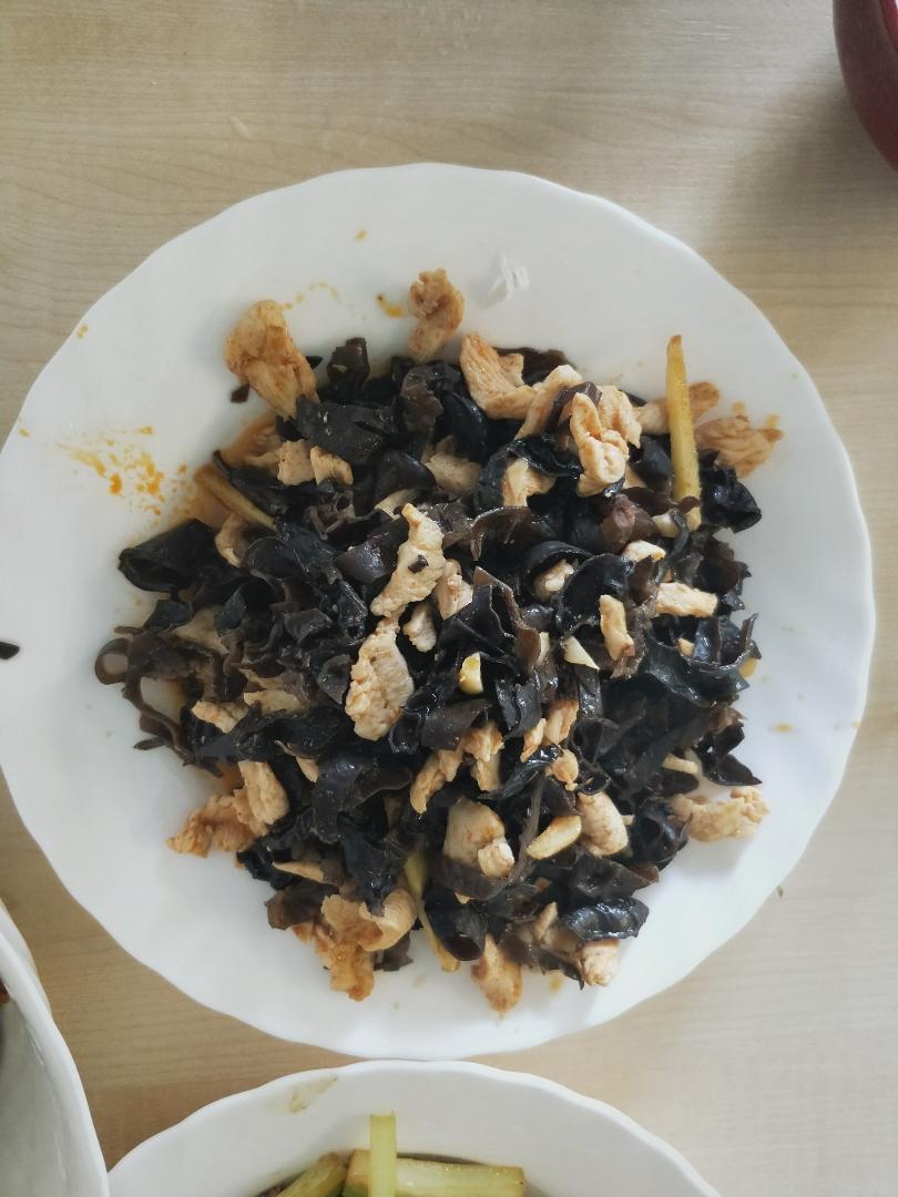 胡萝卜红椒木耳炒鸡丝