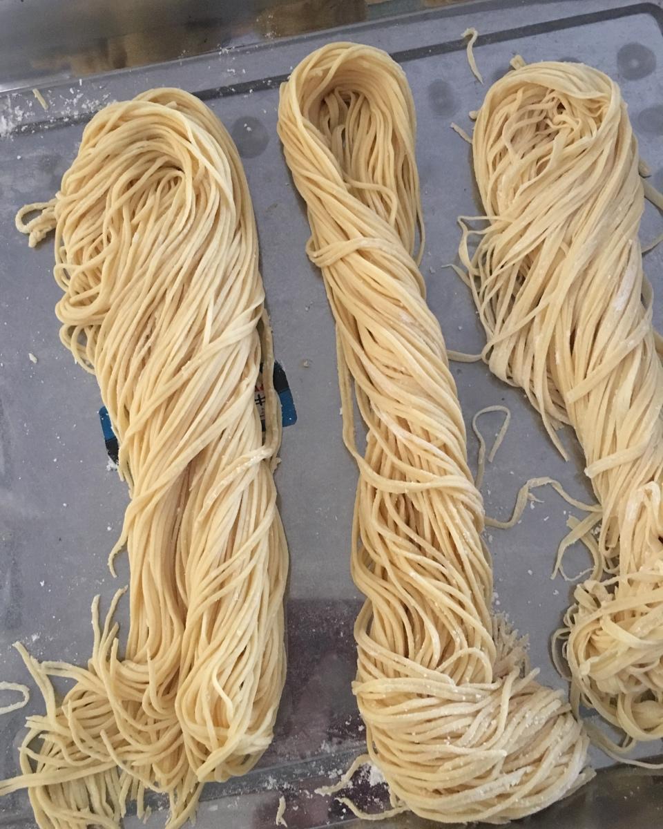 【爽滑筋道的自制面条】（鸡蛋面、菠菜面和胡萝卜面）-面面俱到，家的味道