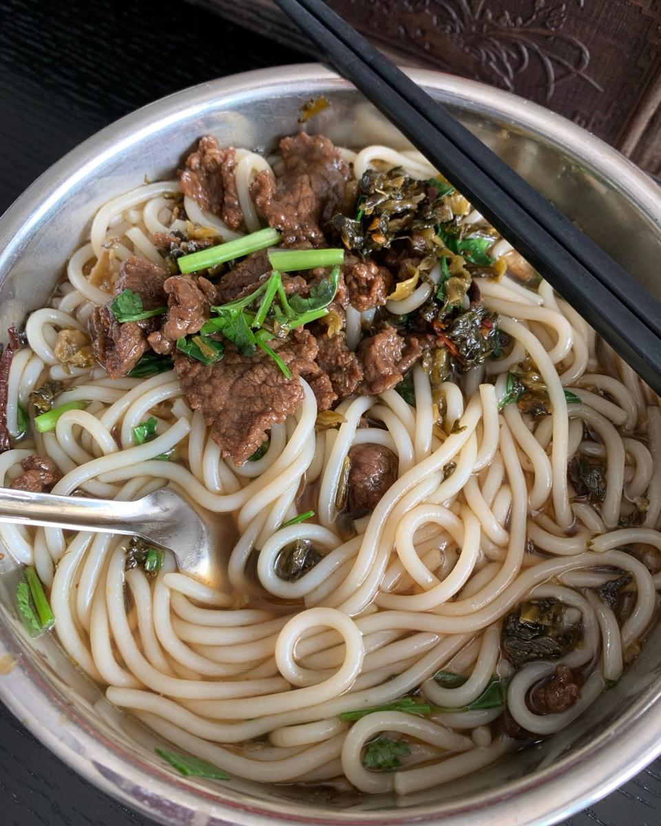 《粉面小吃》泡椒牛肉米粉