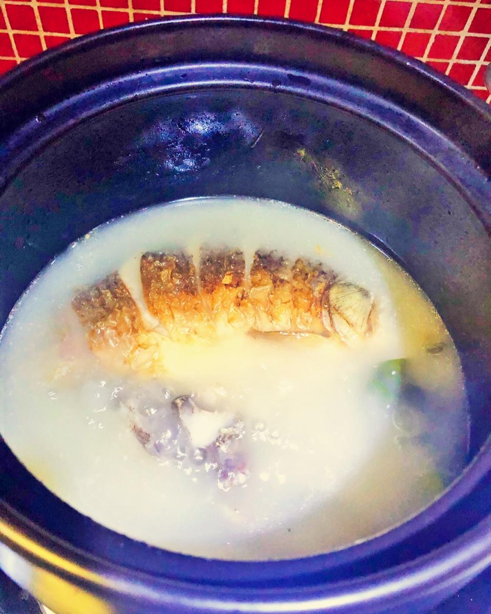 原汁原味奶白鲫鱼大骨汤🐟