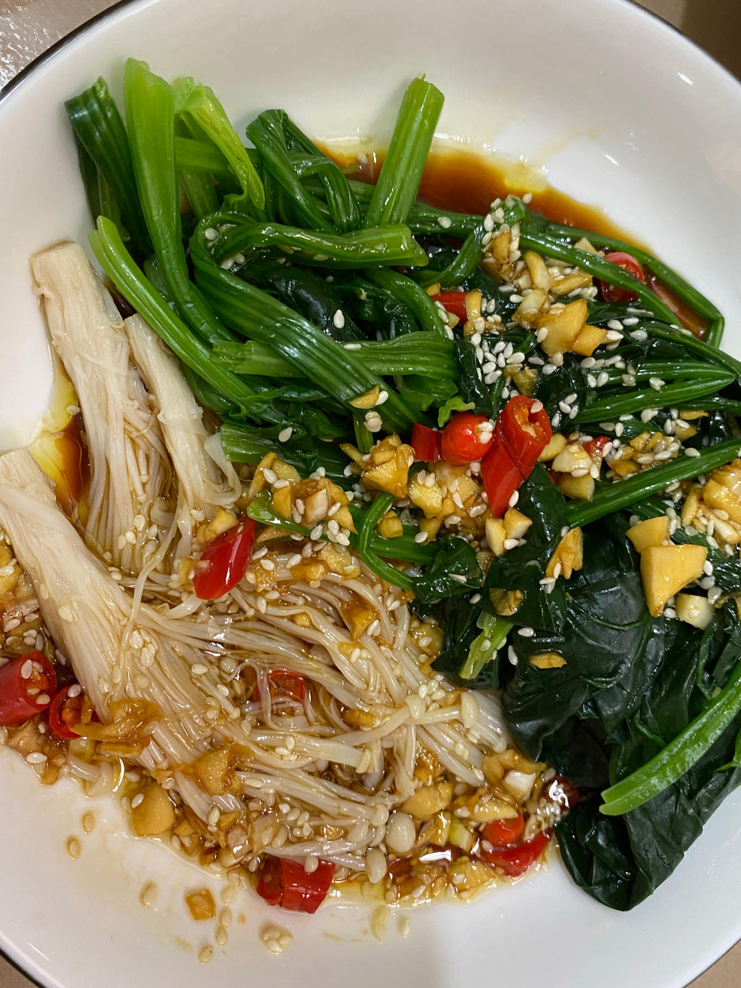 解馋减脂餐！酸辣开胃又下饭的菠菜拌金针菇